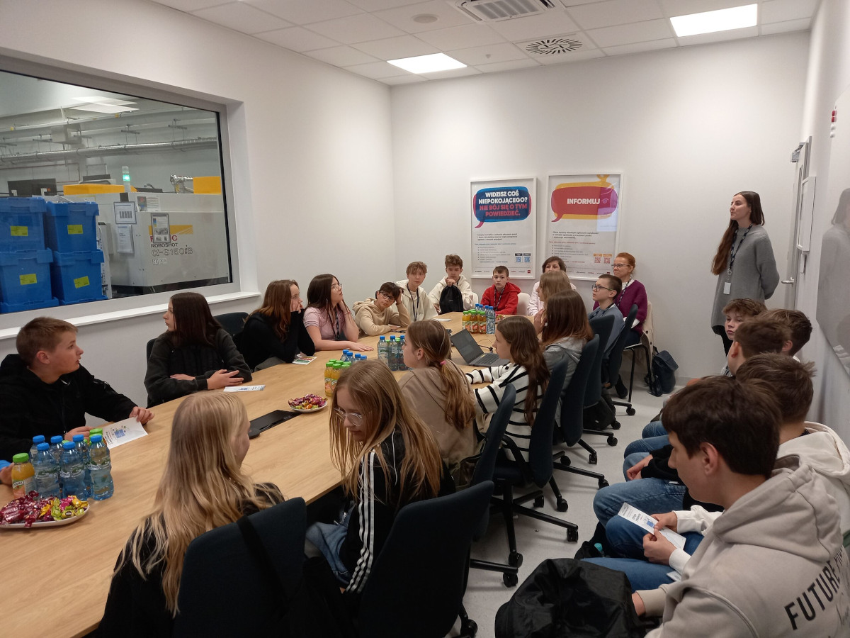 Młodzież z Siemianowic Śląskich odkrywa tajniki produkcji medycznej i automotive