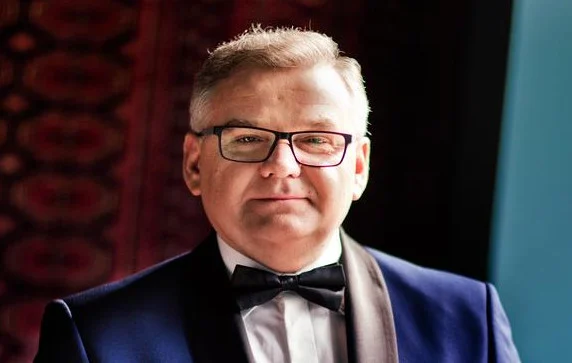 Kabaretowy recital Artura Andrusa w Siemianowickim Centrum Kultury – koncert pełen humoru