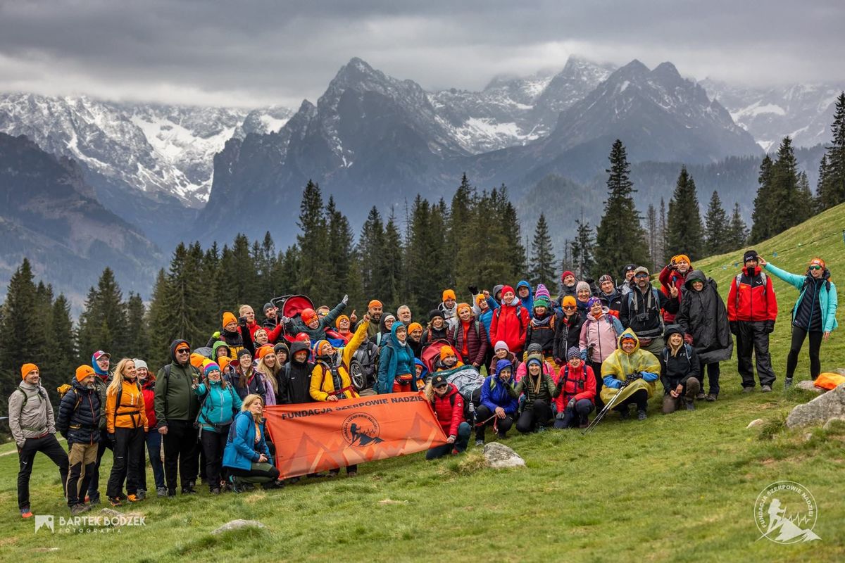 Skarby zdobywają Gęsią Szyję dzięki Szerpom Nadziei i wsparciu policjantów