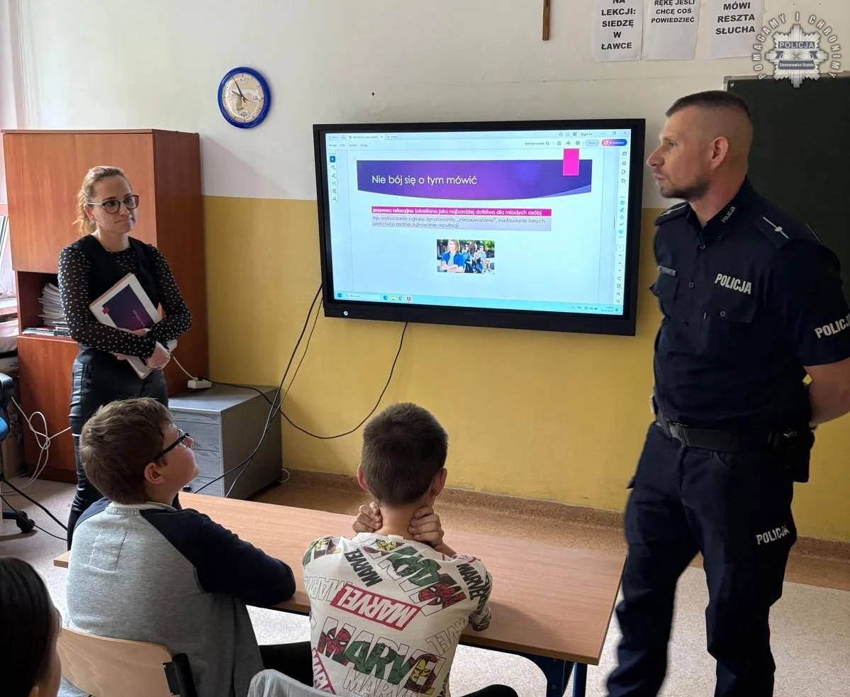 Policja i MOPS edukują młodzież w Siemianowicach w temacie przemocy rówieśniczej