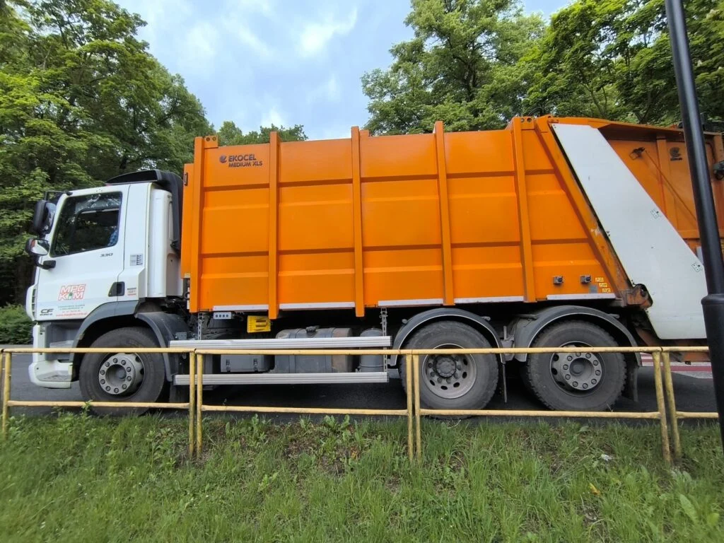 Eksplozja w śmieciarce w Siemianowicach. Wszystko przez źle wyrzuconą butlę gazową