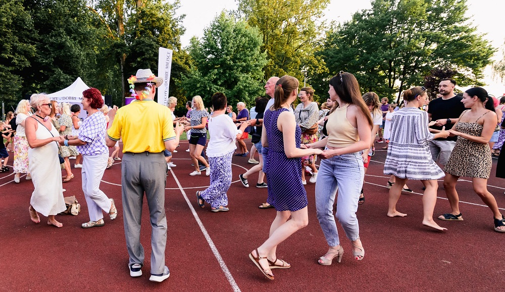 Potańcówki na Paprach wracają! Lato pełne tańca nad jeziorem