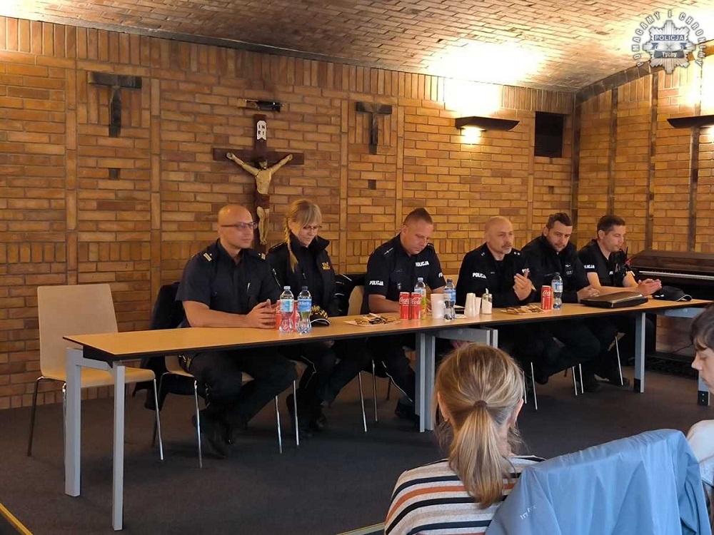 Debata społeczna w Tychach: Bezpieczeństwo seniorów i walka z oszustwami