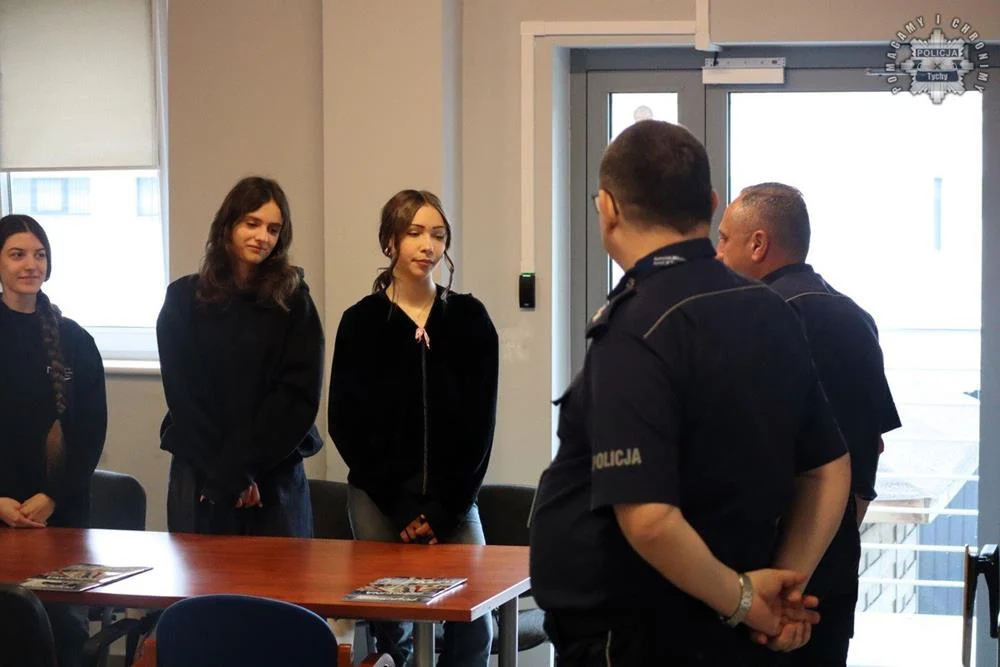 Jak wygląda praca policjanta? Uczniowie z Tychów na praktycznych warsztatach w komendzie