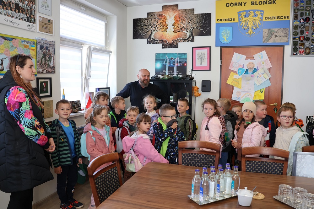 Mali goście w Urzędzie – przedszkolaki z Zazdrości z wizytą u burmistrza