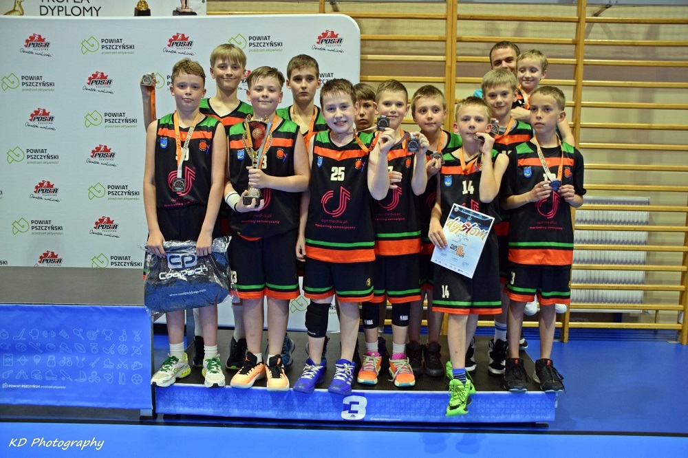 Młodzi koszykarze MOSM Tychy na podium turnieju z okazji 25-lecia MUKK