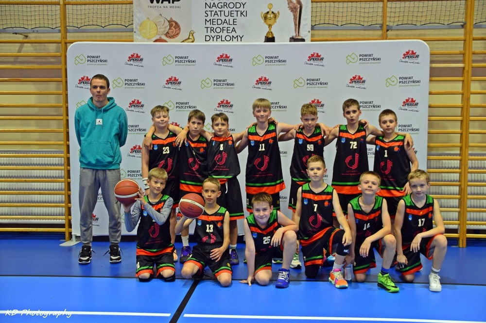 Młodzi koszykarze MOSM Tychy na podium turnieju z okazji 25-lecia MUKK