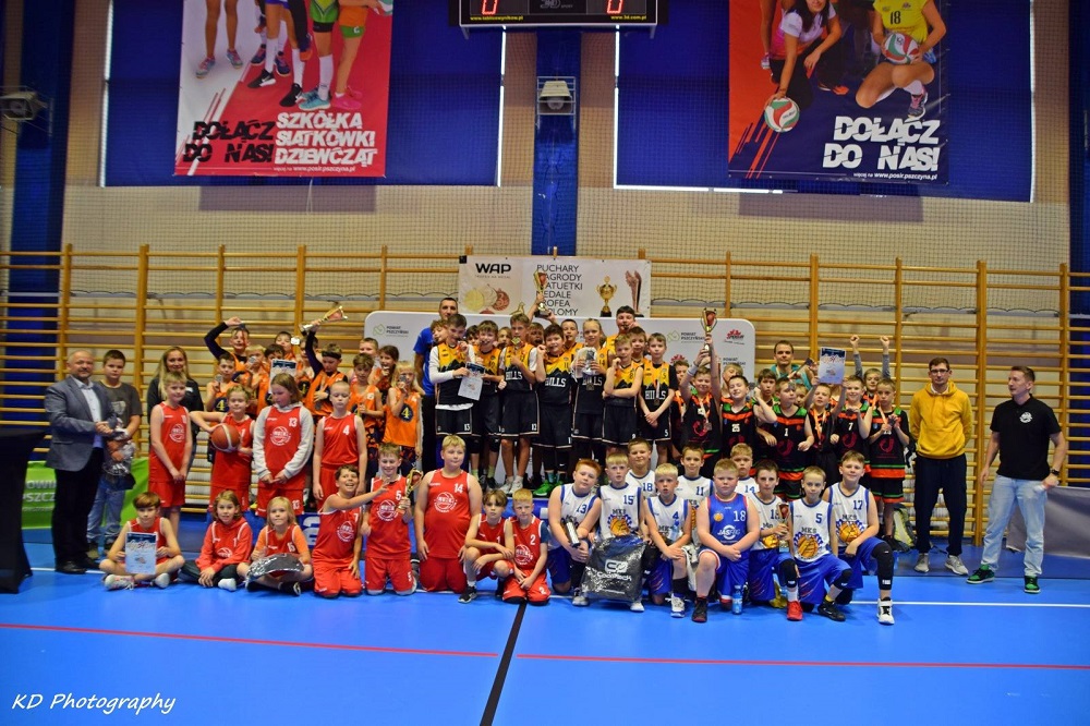 Młodzi koszykarze MOSM Tychy na podium turnieju z okazji 25-lecia MUKK