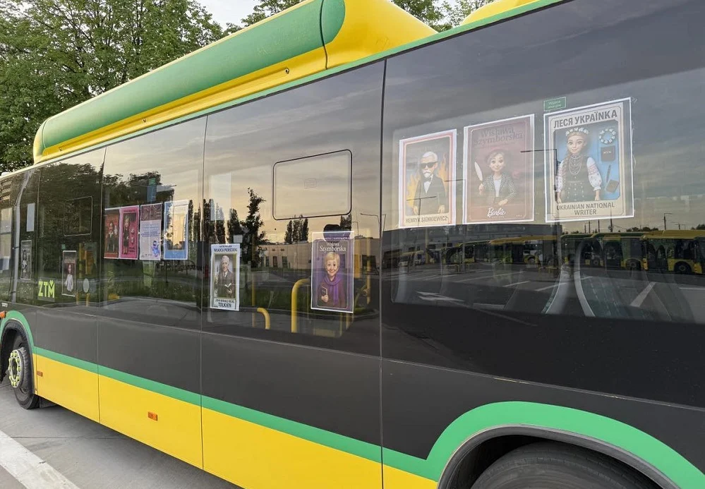 Autobus z AI w Tychach: wyjątkowa wystawa „Lalki literatów”