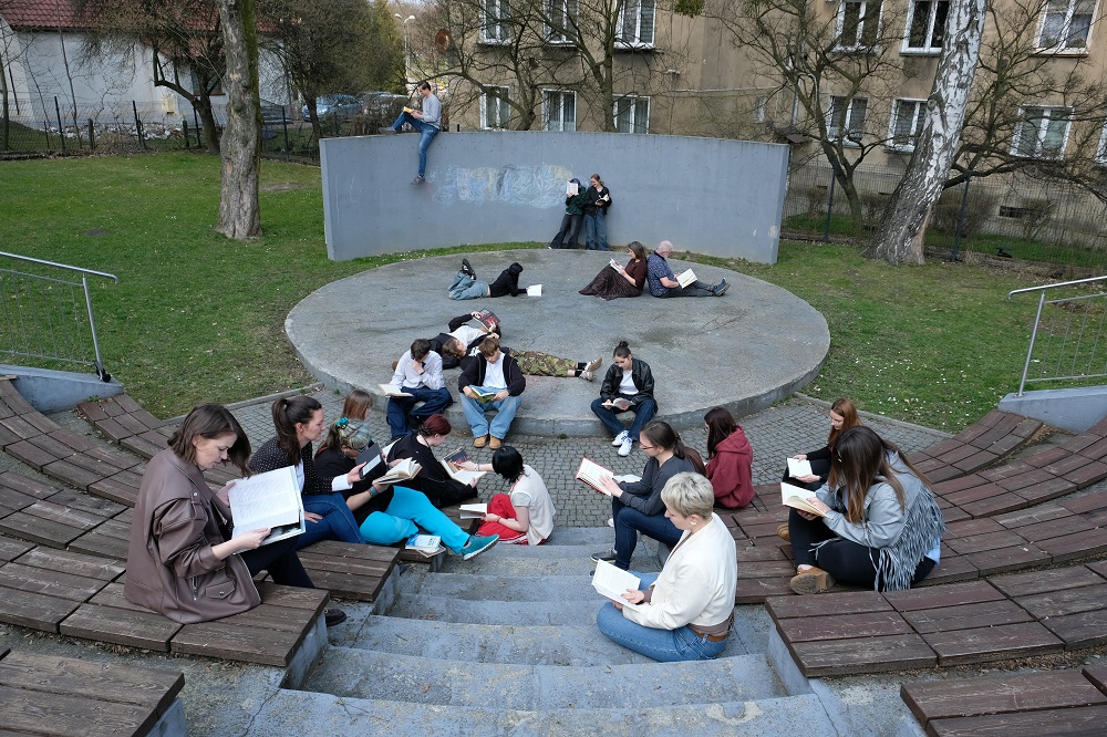 „Zaczytani” – młodzieżowa wystawa fotografii promująca czytelnictwo w Gemini Park