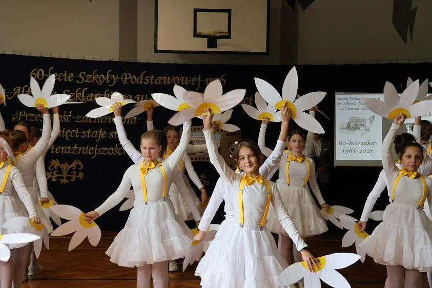 Uroczysta akademia z okazji 60-lecia Szkoły Podstawowej nr 6 w Orzeszu