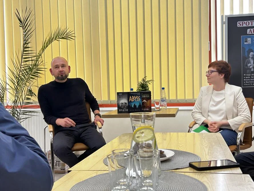 Autor kryminałów Łukasz Szuster gościł w Filii nr 11