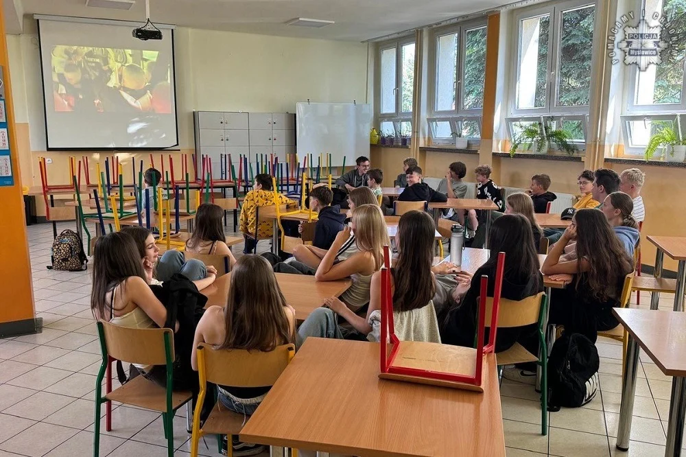 Dzielnicowy rozmawiał z uczniami o hejcie, przemocy i odpowiedzialności