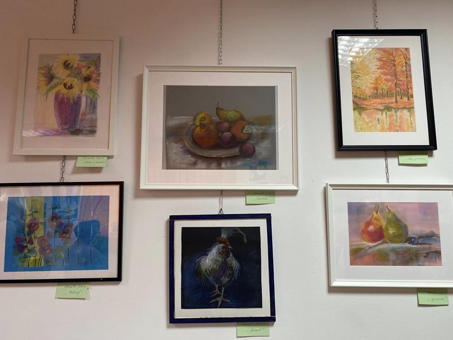 Sztuka seniorów z Piekar na wystawie „Małe kroki” w Brzezinach Śląskich