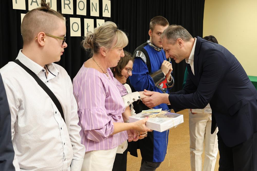 Wyróżnienia „Przyjaciel szkoły” podczas Święta Patrona w Zespole Szkół Specjalnych