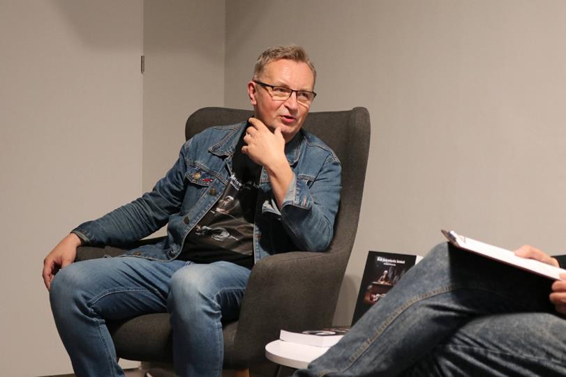 Literacki debiut z historią w tle – Dariusz Pietrucha gościem piekarskiej biblioteki