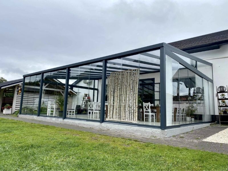 Ogród zimowy czy taras z zadaszeniem – co lepsze?