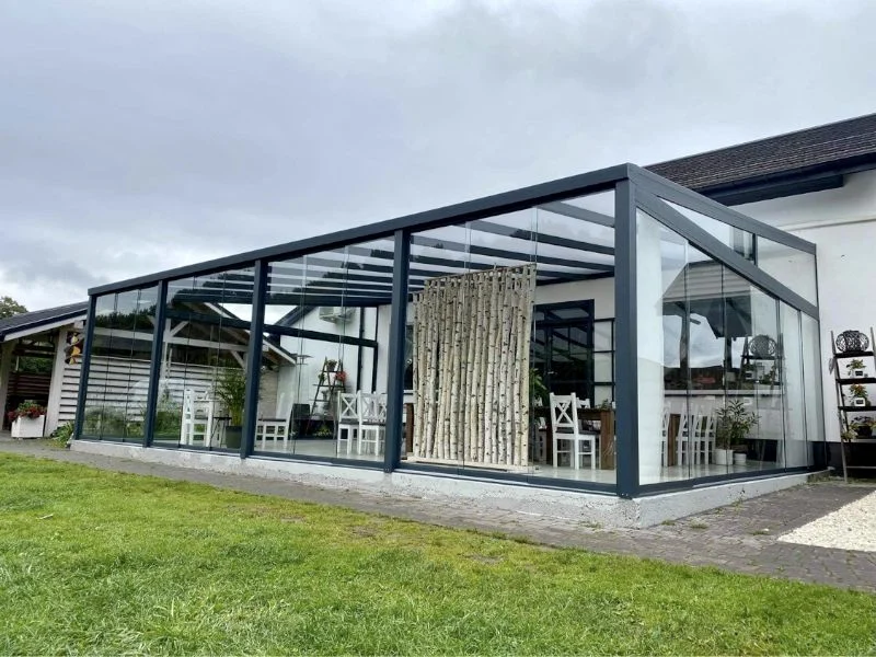 Ogród zimowy czy taras z zadaszeniem – co lepsze?