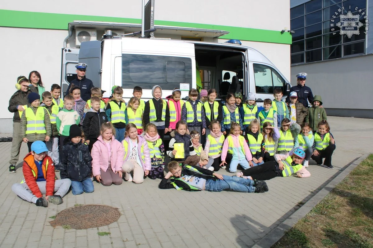 Policjanci edukują młodzież i dzieci w ramach akcji "Bezpieczny Pieszy" i "Cisna na Kole"