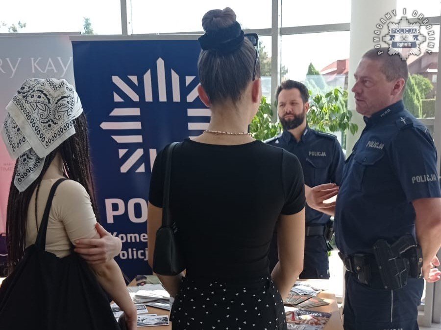 Policja na Wakacyjnych Targach Pracy w ZSE-U w Rybniku