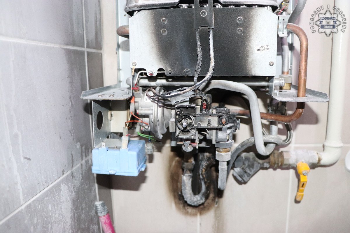 Pożar podgrzewacza gazowego w łazience: szybka reakcja policjantów zapobiegła tragedii