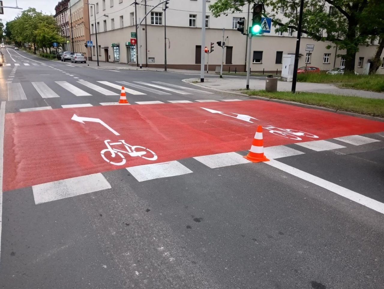 Wzdłuż ulicy Tarnogórskiej powstają nowe pasy dla rowerzystów. Widać efekty