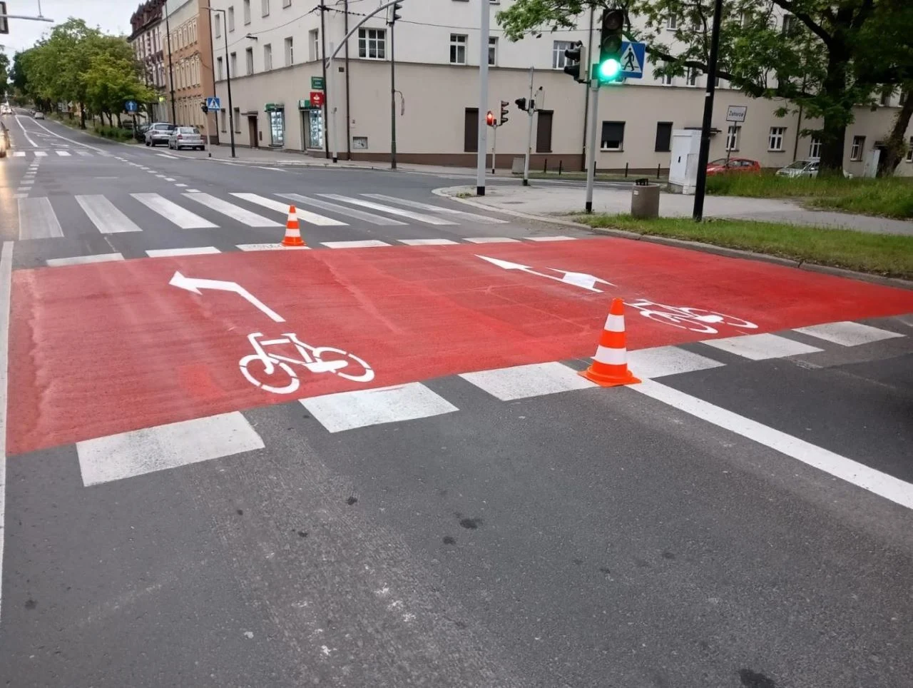 Wzdłuż ulicy Tarnogórskiej powstają nowe pasy dla rowerzystów. Widać efekty