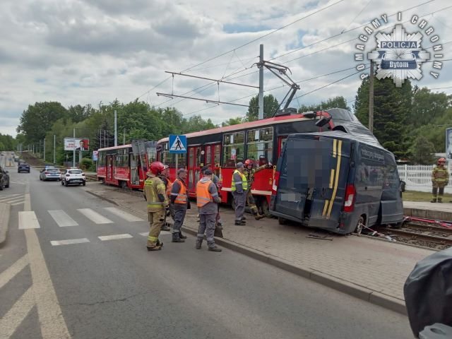 W Bytomiu doszło do groźnej kolizji tramwaju z dostawczakiem