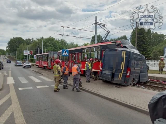 W Bytomiu doszło do groźnej kolizji tramwaju z dostawczakiem