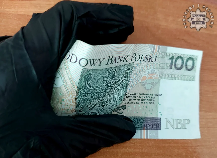 47-latek próbował wręczyć łapówkę policjantom z drogówki. Grozi mu do 10 lat więzienia