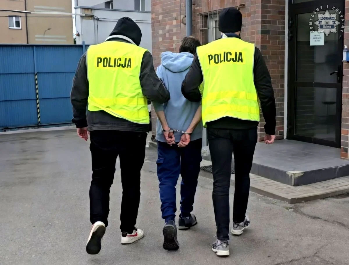 Poszukiwany 44-latek płacił za zakupy skradzioną kartą. Przedstawiono mu 25 zarzutów