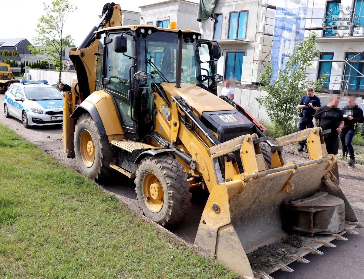 Świadek zareagował, a policjanci zatrzymali nietrzeźwego kierującego koparką