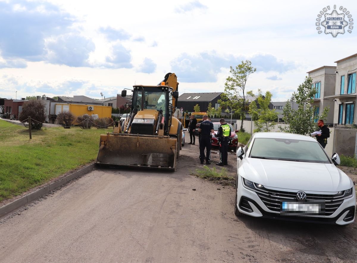 Świadek zareagował, a policjanci zatrzymali nietrzeźwego kierującego koparką