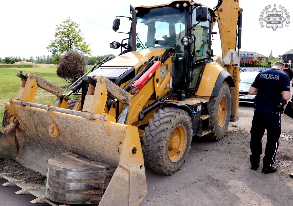 Świadek zareagował, a policjanci zatrzymali nietrzeźwego kierującego koparką