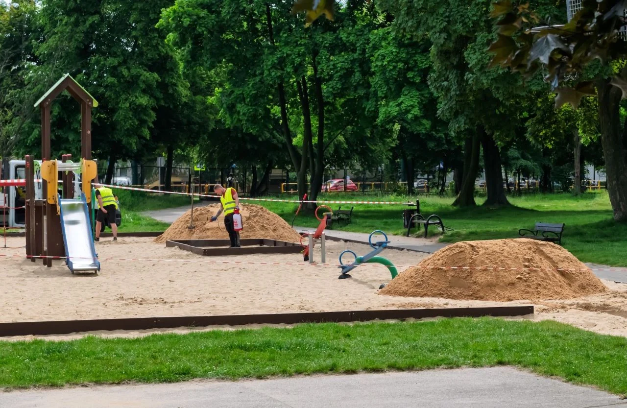 Kilkaset ton świeżego piasku zostanie wysypanych na miejskich placach zabaw