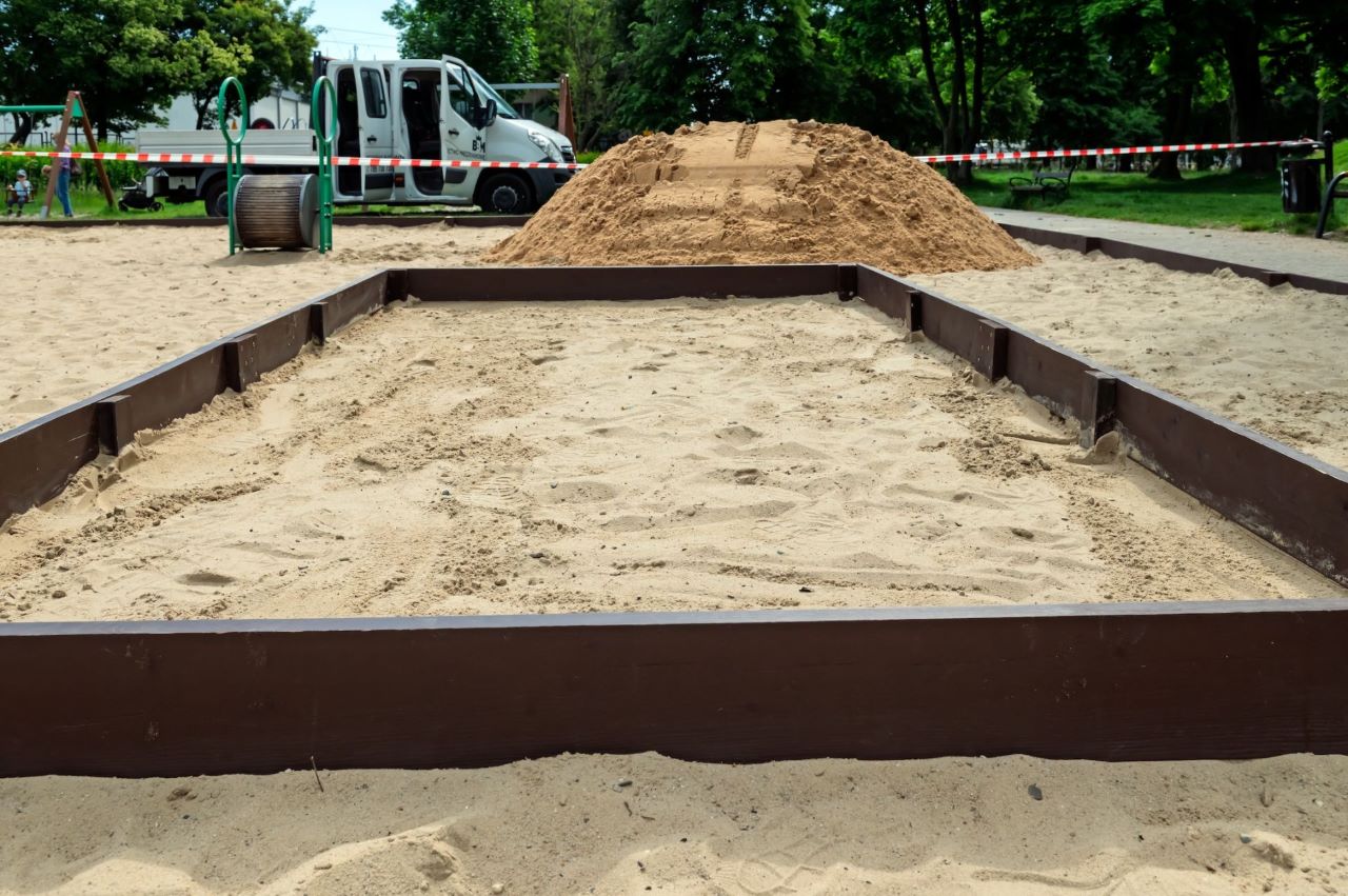 Kilkaset ton świeżego piasku zostanie wysypanych na miejskich placach zabaw