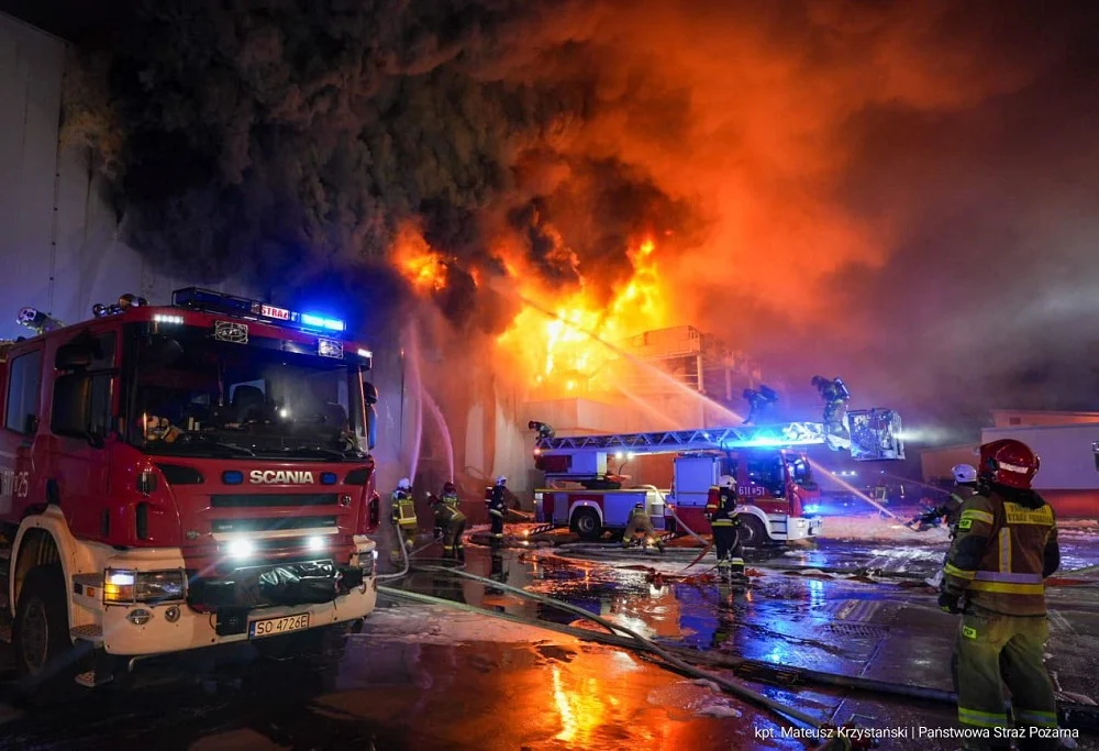 Gigantyczny pożar hali produkcyjnej w Sosnowcu – akcja PSP trwała całą noc [FOTO]