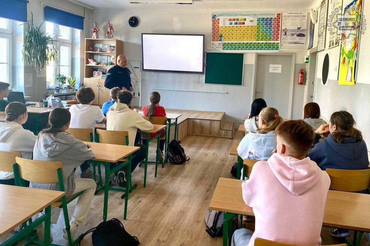 Profilaktyk z sosnowieckiej komendy rozmawiał z uczniami o hejcie i przemocy w Internecie