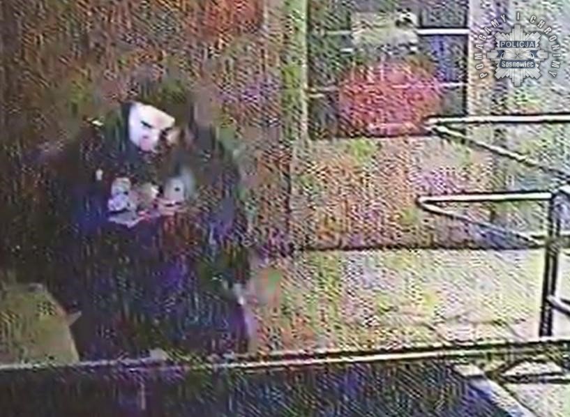 Policjanci poszukują sprawcy kradzieży z włamaniem. Czy rozpoznajesz tego mężczyznę?