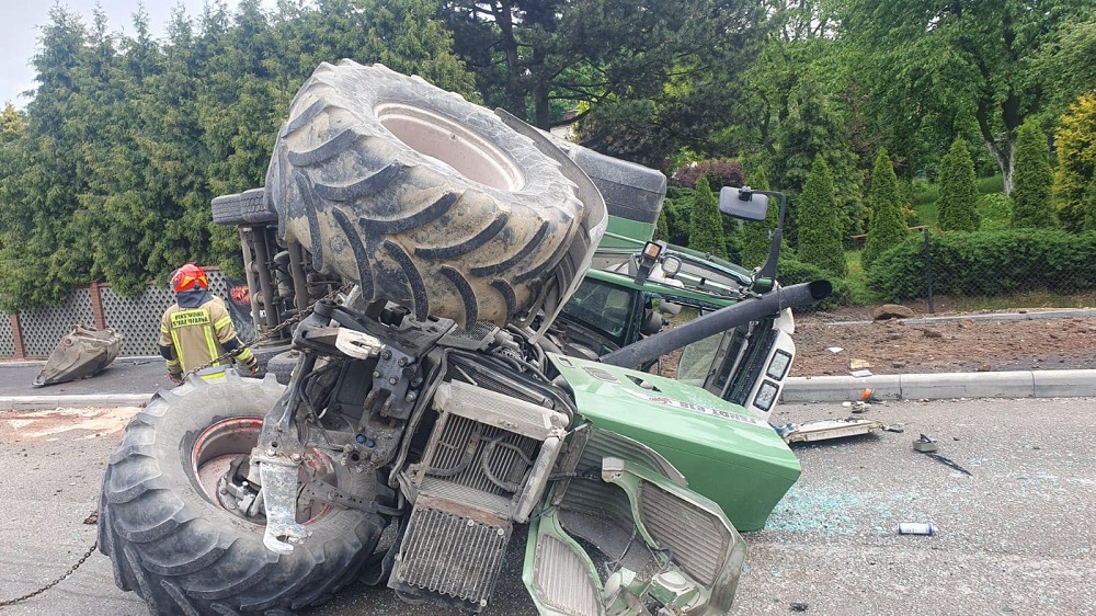 Pojazd remontowy przewrócił się na ul. Ludwika Spyry w Mikołowie