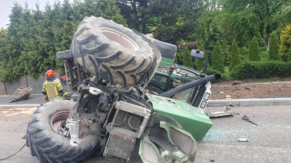 Pojazd remontowy przewrócił się na ul. Ludwika Spyry w Mikołowie