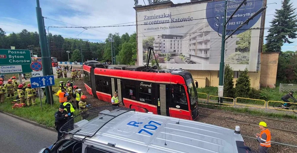 Poważny wypadek na ul. Chorzowskiej w Katowicach – tramwaj wypadł z torowiska
