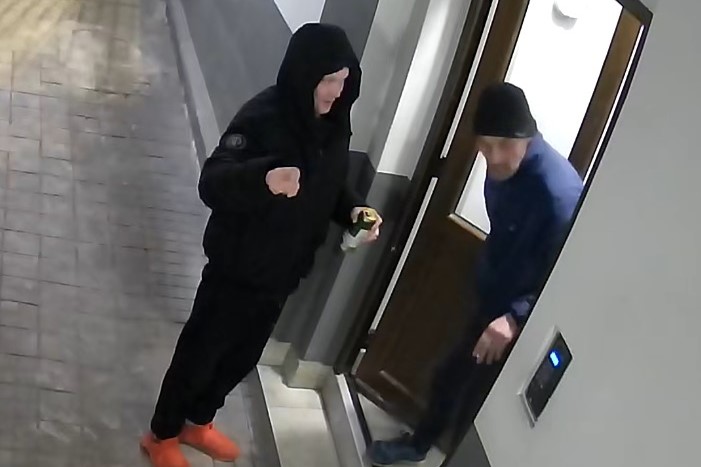 Policja poszukuje sprawców kradzieży rozbójniczej. Opublikowano ich wizerunki