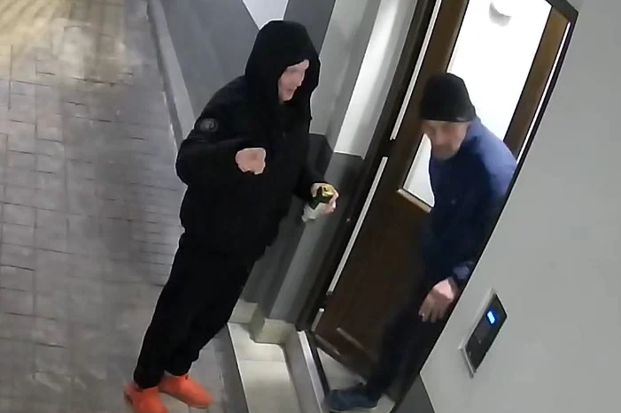 Policja poszukuje sprawców kradzieży rozbójniczej. Opublikowano ich wizerunki