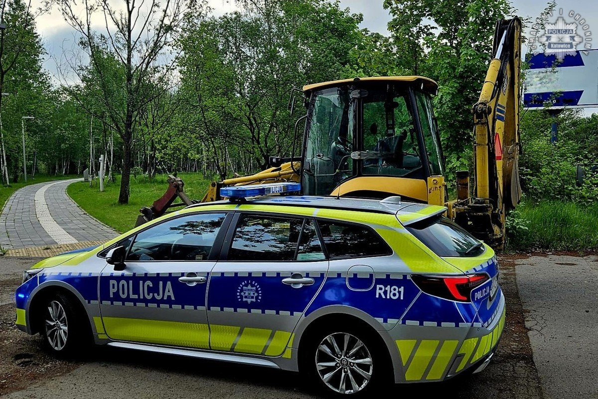 Nietrzeźwy w koparko-ładowarce. Katowicka drogówka miała pełne ręce roboty