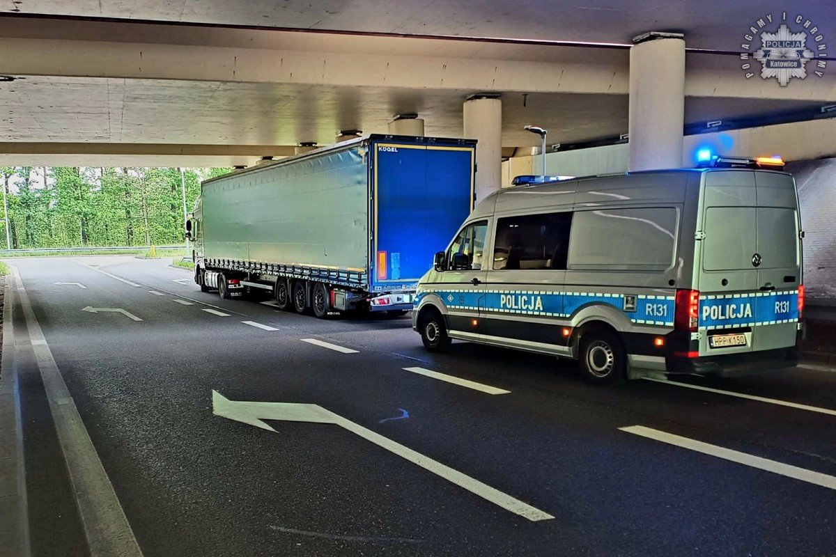 Nietrzeźwy w koparko-ładowarce. Katowicka drogówka miała pełne ręce roboty