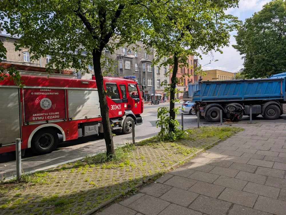 Groźny wypadek na ul. 1 Maja w Katowicach. Motocykl zderzył się z ciężarówką