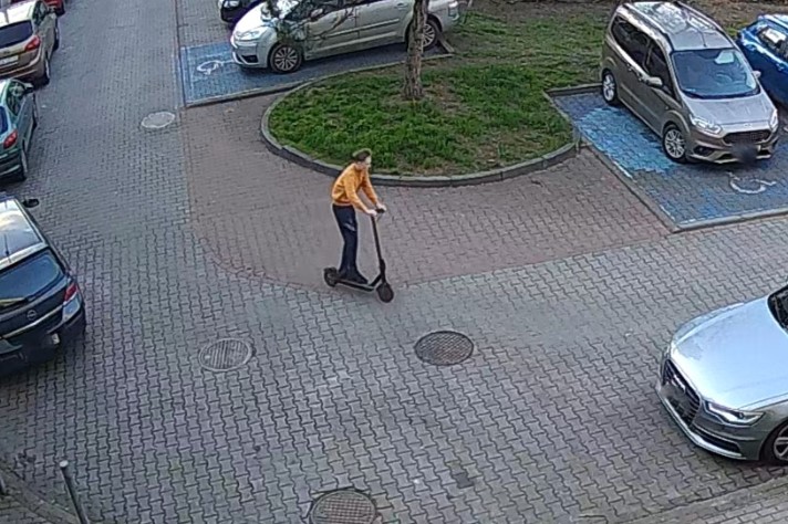 Rozpoznajesz ich? Kradzież hulajnogi w Katowicach – policja publikuje zdjęcia