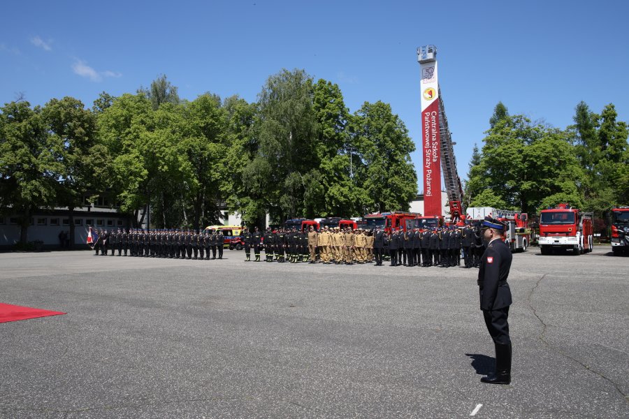 Śląski Komendant PSP na uroczystości Dnia Strażaka w Centralnej Szkole PSP 1