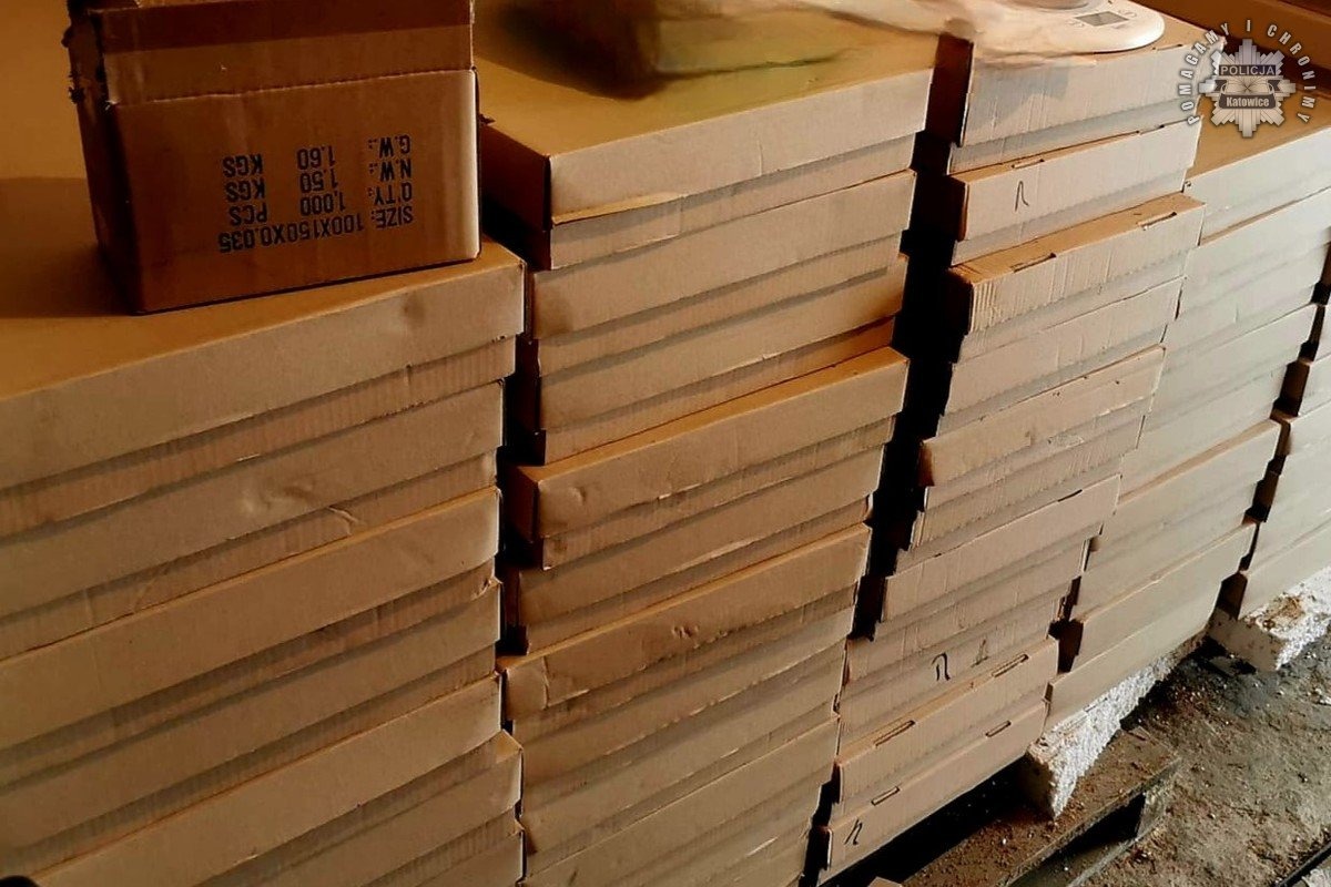 Zatrzymano 75-latka z kontrabandą. Papierosy i tytoń bez akcyzy za 700 tys. zł 2